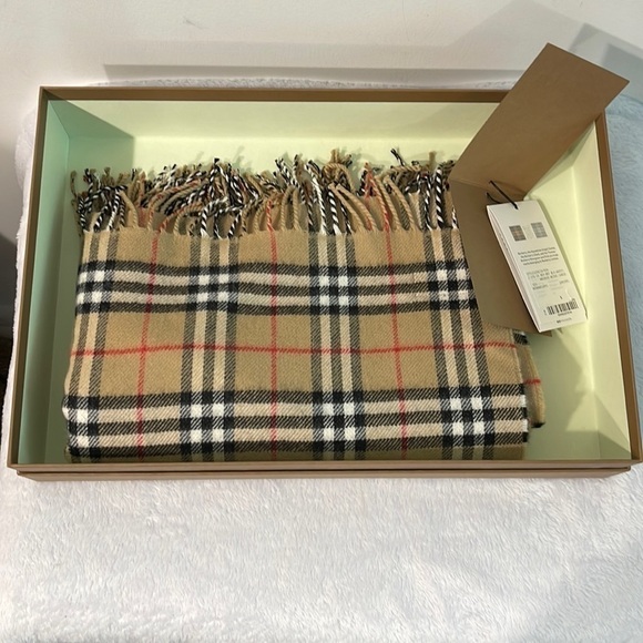 Authentic Burberry baby blanket - Picture 1 of 4